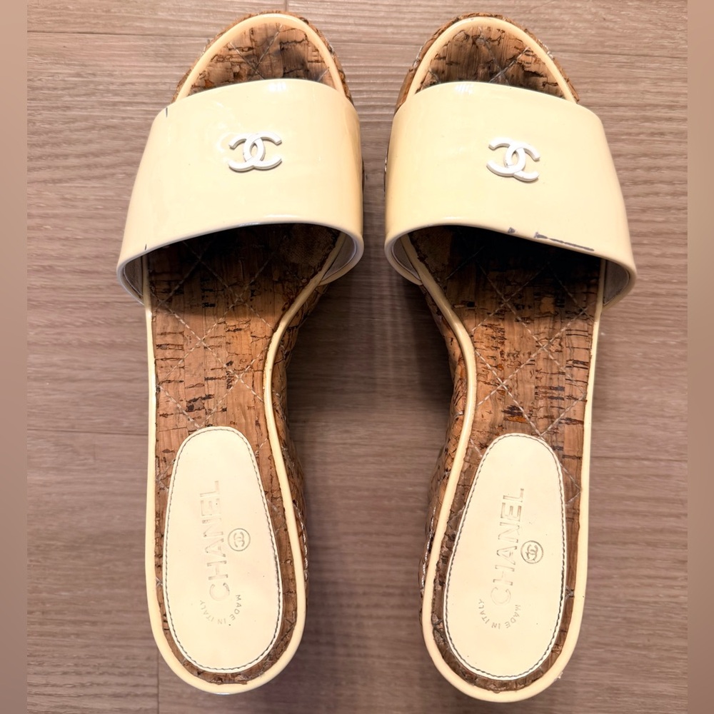 Chanel White Patent Leather Cork Wedge Sandal with iconic interlocking CC - Picture 3 of 15